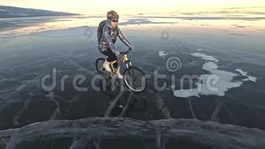 女人在冰上骑自行车。 女孩穿着银色羽绒服，自行车背包和头盔。 冰冰